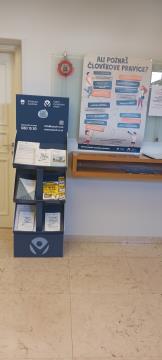 Varuhov kotiček v avli Občine Radovljica